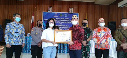 Bupati Kapuas Beri Penghargaan kepada PT KPP di Bidang CSR Pendidikan