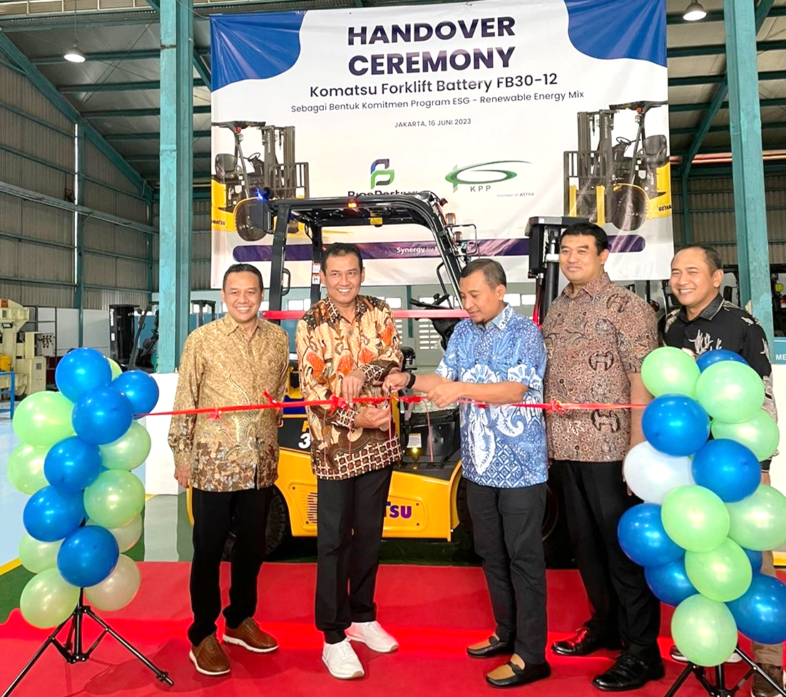 Komitmen terhadap Program ESG, KPP Mining Melaksanakan Handover Ceremony Komatsu Forklift Battery FB30-12