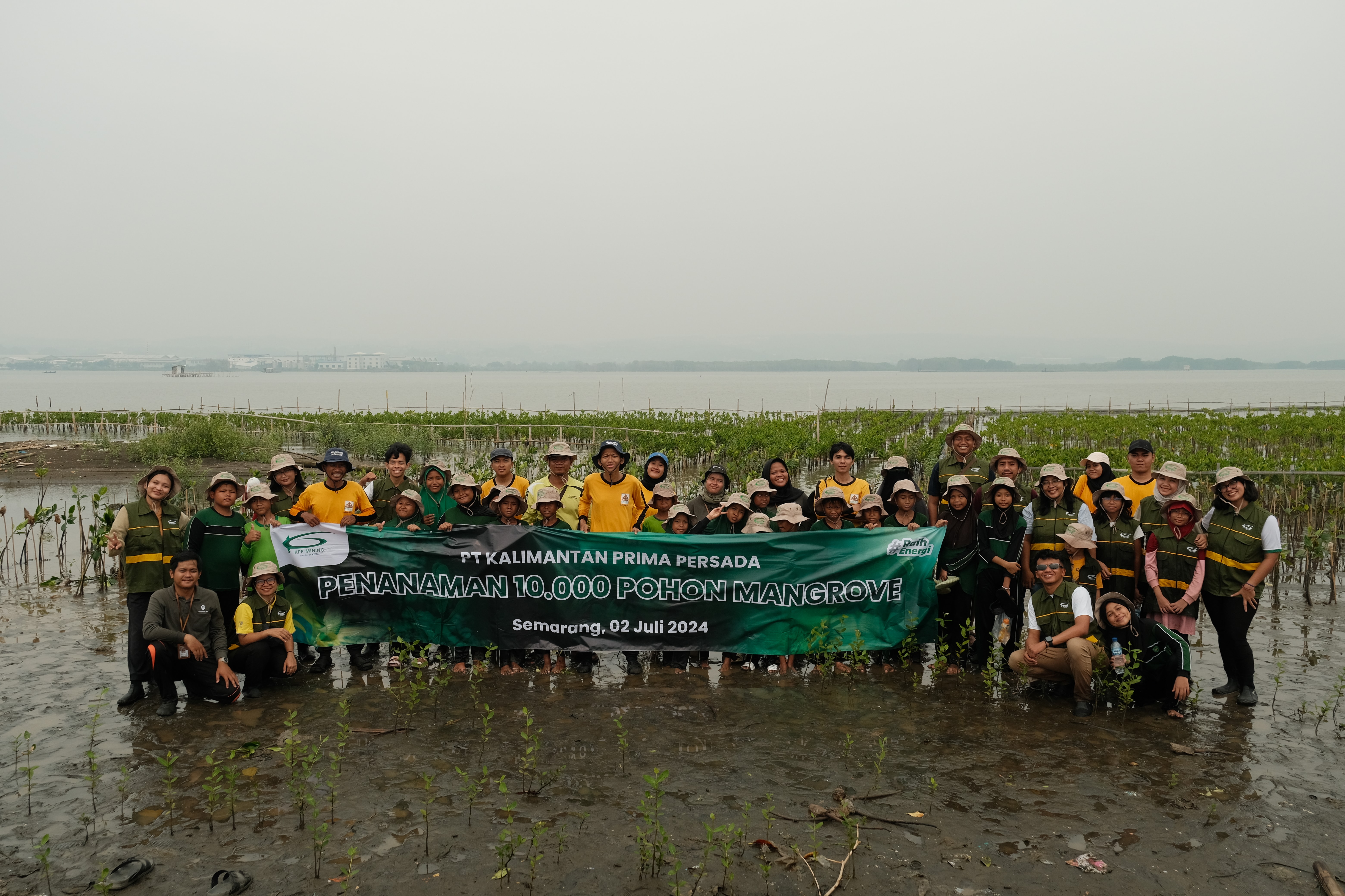 KPP Mining Ajak Para Pelajar di Semarang untuk Tanam 10.000 Pohon Mangrove