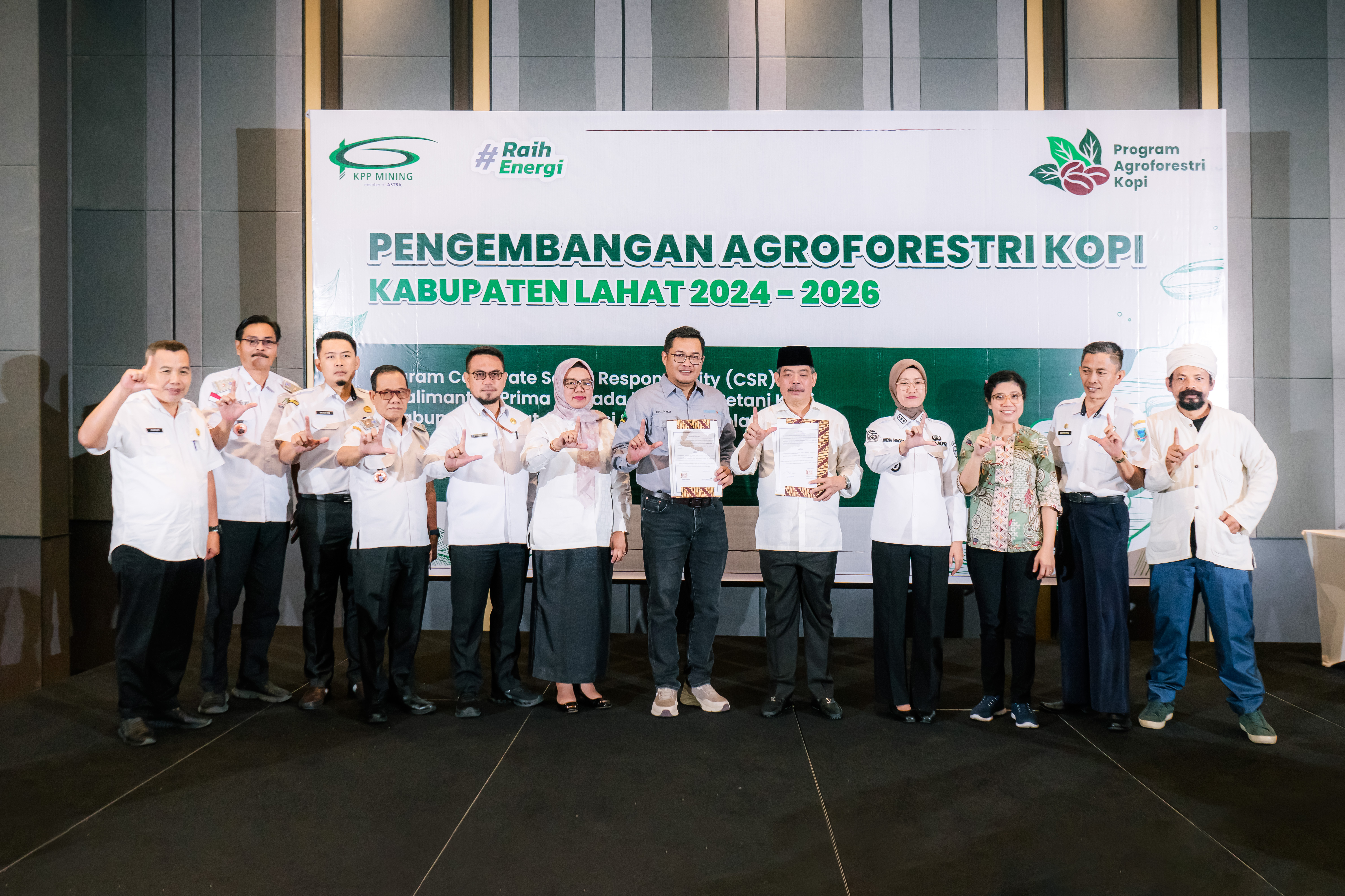 KPP Mining Resmi Laksanakan Program Agroforestri Kopi di Desa Tanjung Beringin, Lahat